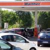 Auch an der Tankstelle in der Schweinfurter Straße standen die Autos Schlange, denn hier gab es mit die günstigsten Spritpreise im ganzen Landkreis.