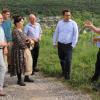 Diskutierten am Laudaer Altenberg mit dem Bundestagsabgeordneten der Grünen, Dr. Sebastian Schäfer (2.v.r.) über einen umweltschonenden Weinanbau (v.l.): Rosemarie Lux, Rainer Moritz, Johannes Sack, Birgit Väth, Bernhard Honikel und Karlheinz Sack.