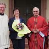 Gemeinsam verabschiedeten Pfarrer Edward Zarosa (2. von rechts), Kirchenpflegerin Petra Klein (rechts) und PR Thorsten Kapperer die Institution des Pfarrbüros Aura, Anneli Wirthmann, nach knapp 40 Jahren in den Ruhestand.