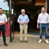 Alfred Beetz (Mitte) überbrachte den offiziellen Förderbescheid der Leader Aktionsgruppe Badisch Franken für den Umbau der Vereinsgaststätte des TSV Gerchsheim an Vorstand Mario Reichel (rechts) und Bürgermeister Johannes Leibold.