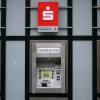 Weil Geldautomaten gelegentlich in das Visier von Kriminellen geraten, schließt die Sparkasse Fulda nun nachts ihre Foyers.