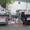 Die vollen Container sehen nicht nur unschön aus, sie riechen auch nicht gut.