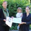 Eva von Vietinghoff-Scheel (links) übergab den Zuschuss für ein Mehrwegwindel-System an Jenna Grehl.