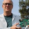 Roland Ziegler, Chef der Ziegler GmbH Industrieelektronik in Gemünden, zeigt eine Platine, für deren Fertigstellung ein winziges Bauteil fehlt.