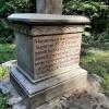 Die lateinische Inschrift auf dem Kreuzpodest berichtet vom Grund, weshalb das Kreuz im Jahr 1867 an Ort und Stelle errichtet wurde. Bis zum Jahr 1810 stand dort ein Kirchlein, das dann abgebrochen wurde. Dessen Steine wurden damals beim Bau der Handthaler Dorfkirche weiterverwendet. Die lateinische Inschrift auf dem Kreuzpodest berichtet vom Grund, weshalb das Kreuz im Jahr 1867 an Ort und Stelle errichtet wurde. Bis zum Jahr 1810 stand dort ein Kirchlein, das dann abgebrochen wurde. Dessen Steine wurden damals beim Bau der Handthaler Dorfkirche weiterverwendet.