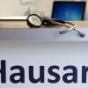 Immer mehr Hausärzte legen ihr Stethoskop zur Seite, weil ihnen durch ausufernde Bürokratie die Ausübung ihres Berufs verleidet wird oder weil sie keine Nachfolger für ihre Praxis finden.