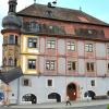 Warten auf Fördergelder: Das Rathaus von Bad Königshofen soll nach der Renovierung wieder in den Ursprungsfarben Weiß und Ocker erscheinen.