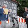 Markt Einersheims Bürgermeister Herbert Volkamer (links) und Architekt Walter Böhm erläuterten die Diskussionsgrundlagen. Eine knappe Ratsmehrheit entscheid sich gegen Fensterläden am Haus der Dorfkultur.