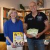 Julia Gellhaus, Inhaberin der Buchhandlung im Teutschhaus, und Zweiter Bürgermeister Erich Servatius als Vertreter des Helferkreises zeigen Wörterbücher, die im Rahmen der Spendenaktion für ukrainische Geflüchtete zusammenkamen.