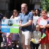 Einen Scheck in Höhe von 100.000 Euro überreichte Kitzingens Oberbürgermeister Stefan Güntner vor dem ehemaligen Kindergarten von Trebnitz, in dem mehr als 20 Waisenkinder aus der Ukraine mit ihren drei Betreuerinnen untergebracht sind.