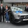 Gewinnübergabe von links: Thomas Pohl, Vorstand des  VR-Gewinnsparvereins Bayern, Günter Pfister, Vermögensberater VR-Bank Main-Rhön, Gewinnerin Lisa Pfister und Michael Hüneke, Verkaufsleiter der Mercedes-Benz-Niederlassung München.