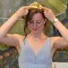 Hanna I. legt ihre Krone als Donnersdorfer Weinprinzessin ab.