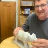 Wolfgang Domes, Kirchenmaler und Restaurator aus Frickenhausen, hält ein Nashorn, das zerbrochen war.