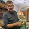 Wolfgang Domes, Kirchenmaler und Restaurator aus Frickenhausen mit einer Madonna mit Jesuskind. Wolfgang Domes, Kirchenmaler und Restaurator aus Frickenhausen mit einer Madonna mit Jesuskind.
