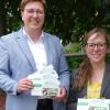 Neue Währung im Markt Oberelsbach: Der Els-Taler ist nicht nur ein attraktiver Geschenkgutschein, sondern unterstützt die heimische Wirtschaft und damit die gesamte Region. Erhältlich ist er im Rathaus Oberelsbach. Das Bild zeigt Bürgermeisterin Birgit Erb (links) sowie Tourismusbeauftragte Kathrin Scholz.