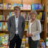 Adolf Wolz jun., Inhaber der Buchhandlungen Schöningh, und Lucia Rühling, Projektleiterin des Würzburger Bildungsfonds, trafen sich zum Austausch in der Universitätsbuchhandlung in Würzburg.