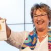 Die frühere Bundeswirtschaftsministerin Brigitte Zypries mit Schokolade in der Hand? Das Chuncho Gold hat auch etwas mit Bad Kissingen zu tun.