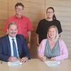 Bürgermeister Ottmar Dürr (v.l.) und Betty Penzhorn, 1. Vorsitzende des Tageselternvereins Main-Tauber-Kreis e.V. (v.r.)mit Bernhard Bach (h.l. Gemeinde Werbach) und Bianca Deckert (h.r. Geschäftsführerin im Tageselternverein).