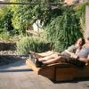 Die Abendsonne genießen Sonja und Martin Ament auf ihrer Gartenliege. Am Sonntag zeigen sie Besuchern ihr kleines Paradies.