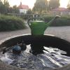 Am Montagmorgen liefen die Wasserbassins im Gerolzhöfer Friedhof wieder voll, nachdem ein technischer Defekt repariert worden war.