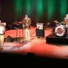 Ulrich Tukur (links) und die Rhythmus Boys unterhielten das Publikum in der Weikersheimer TauberPhilharmonie mit ihren packenden Interpretationen bekannter Swing- und Jazzklänge. Ulrich Tukur selbst fungierte zwischen den Songs als ironischer Geschichtenerzähler, der durch den Abend führte.
