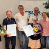 Die neuen Ehrenmitglieder Peter und Gertrud Patalong (mit Urkunden) freuen sich mit den Vorsitzenden Monika Wohlfart, Christian Roßdeutsch, Robert Geulich, Jutta Feichtmeier und dem Ersten Bürgermeister Roland Schmitt (von links).