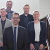 Benedikt Kaufmann (vorne) wurde erneut zum Vorsitzenden des Gutachterausschusses des Landkreises Würzburg berufen. Ihm stehen mit Lukas Scheer, Stefan Dürr, Christoph Schmelz und Alexandra Pohl (von links nach rechts) vier Stellvertreterinnen und Stellvertreter zur Seite.
