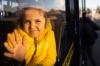 Ein Mädchen, das aus der Ukraine geflüchtet ist, wartet am Grenzübergang Medyka auf polnischer Seite in einem Bus auf die Weiterfahrt. (Symbolbild) Ein Mädchen, das aus der Ukraine geflüchtet ist, wartet am Grenzübergang Medyka auf polnischer Seite in einem Bus auf die Weiterfahrt. (Symbolbild)