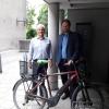 Gerichtspräsident Hubert Strobel (links) und Landtagsabgeordneter Patrick Friedl an der neuen Ladestation.