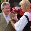 Die Ehrennadel in Gold steckte Uschi Roppelt-Gehring vom Nordbayerischen Musikbund dem jahrzehntelangen Dirigenten und Vorsitzenden des Musikvereins Zell, Gerhard Ullrich, für über 60 Jahre musizieren an.