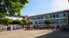 Die Mitglieder der LSH-Schulfamilie versammelten sich zum Singen des Friedensliedes im Pausenhof der Schule.