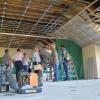 Das Dilemma der ausufernden Brandschutz-Ertüchtigung zeigte Architekt Karl Gruber dem Gemeinderat bei einem Ortstermin im entkernten Dachgeschoss der Grundschule auf. Von 650.000 Euro im Jahr 2018 auf inzwischen über 1 Million Euro stiegen die Kosten mittlerweile .
