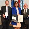 Ein Orden für Verdienste um die Werte der Bayerischen Verfassung (von links): Der Grünen-MdL Paul Knoblach, Landtagspräsidentin Ilse Aigner (CSU) und der Schweinfurter Hans Jürgen Dörnhöfer.