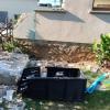 Teile der Außenwand sind beim Abbruch des Theilheimer Kindergartens in zwei Gärten von Nachbarn gefallen. Gartenzaun, Pflanzen und Pooltechnik sind beschädigt bzw. zerstört.