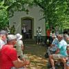Die 92-jährige Rosl Steinheuer erklärte an der Faustenbacher Kapelle deren Entstehungsgeschichte und Besonderheiten. Die 92-jährige Rosl Steinheuer erklärte an der Faustenbacher Kapelle deren Entstehungsgeschichte und Besonderheiten.