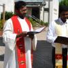 Die Patres Manoar und Sunil erbaten den Segen Gottes. Die Patres Manoar und Sunil erbaten den Segen Gottes.