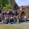 Die Schülerinnen und Schüler der 5. Klassen vor dem Fränkische Schweiz-Museum in Tüchersfeld zusammen mit ihren Lehrkräften (von links) Dr. Ulrike Sandmeyer-Haus, Matthias Mann, Daniel Horn (hinter dem Geländer), Eva Karl, sowie dem Tutor Fabrice Gehring (10b) und den Tutorinnen Tabea Kleinlein (10c) und Anouk-Zoé Zehnder (10c).