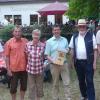 Hundert Jahre Schwebheimer Naturfreunde (von links): Stellvertretender Landrat Thomas Vizl, Ehrenmitglied Fritz Träber und Ehefrau Inge, Bürgermeister Volker Karb,  Vorsitzender Hans Fischer sowie Peter Pölloth, Landesgeschäftsführer der Naturfreunde, feierten am Sonnwendfeuer.