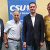 CSU-Kreisrat Thomas Siepak (von links) und der CSU-Ortsvorsitzende Ober/-Untereuerheim Wolfgang Eller gratulieren Bürgermeisterkandidat Jens Machnow gemeinsam mit dem stellvertretenden CSU-Ortsvorsitzenden Grettstadt, Wolfgang Dürr.
