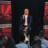 Lutz von Rosenberg Lipinsky brachte deftige Witze und politische Schlagerparodien mit zur Klein-Kunst-Bühne in Lauda.