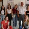 Acht der zehn Schülerinnen des P-Seminars konnten mit ihrem Lehrer Jürgen Schmidt an der Ausstellungseröffnung teilnehmen.