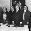 Im Dezember 1971 unterzeichnete im Bad Kissinger Rathaus der Dienstälteste der Bürgermeister der neuen Stadtteile, Josef Müller (Hausen), den Eingemeindungsvertrag in Anwesenheit seiner Kollegen (von links) Franz Karbacher (Winkels), Michael Schießer (Albertshausen), Oswald Schmitt (Poppenroth), Stefan Brand (Garitz), Dr. Hans Weiß (Bad Kissingen), Walter Büttner (Arnshausen), Emil Hammerle (Kleinbrach) und Albin Kiesel (Reiterswiesen).