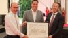 Das Bild zeigt (von links) Alexander Sorg, Bürgermeister Mario Paul und Michael Sorg bei der Überreichung einer Zeichnung der Lohrer Stadtansicht von Roland Schaller. Das Bild zeigt (von links) Alexander Sorg, Bürgermeister Mario Paul und Michael Sorg bei der Überreichung einer Zeichnung der Lohrer Stadtansicht von Roland Schaller.