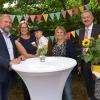 Der Familienstützpunkt verbindet (von links): Landrat Thomas Ebert, Leiterin Doris Langenberger mit ihrem Sohn Anton, Mirjam Gawenda von der Caritas, Bürgermeister Roland Schmitt und Claudia Ruhe, am Landratsamt für Familienbildung.