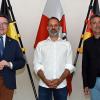 Landrat Christoph Schauder (links) und Personaldezernent Torsten Hauck (rechts) begrüßten den neuen Leiter des Amtes für Immobilienmanagement, Joachim Aragón: Er ist seit Mitte Juni beim Landratsamt Main-Tauber-Kreis tätig.