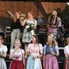 Weinprinzessin Anna I. (oben in der Mitte) strahlte auf dem Rödelseer Weinfest. Zusammen mit vielen Gästen freute sie sich, dass nun wieder gefeiert werden kann.
