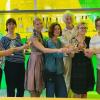 Stoßen auf eine gelungene Vernissage an (von links): Die RebArt-Künstlerinnen und Künstler Raimund Sauer, Jul Zureck, Nica Radic, Weinprinzessin Stefanie, Emanuele Camacci, Roger Bischof, Kristina Yosifova, Hermann Gschaider und Bürgermeister Matthias Bielek.