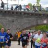 Beim Bonuslauf der VR Bank Kitzingen liefen die Teilnehmerinnen und Teilnehmer heuer unter der Alten Mainbrücke hindurch, weil war das Laufen auf der Brücke aus Sicherheitsgründen untersagt war.