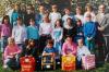Lang ist's her: die Klasse 4b von Konrektor Wilfried Theuer (rechts) im April 1987 vor der Estenfelder Grundschule.