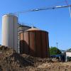 Der rote Gasbehälter der Tauberbischofsheimer Kläranlage wird durch einen Neubau in Kuppelform ersetzt.